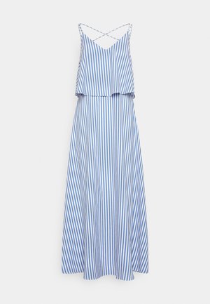 Robe maxi à rayures verticales bleues et blanches avec bretelles spaghetti et corsage superposé, présentée sur un fond blanc.