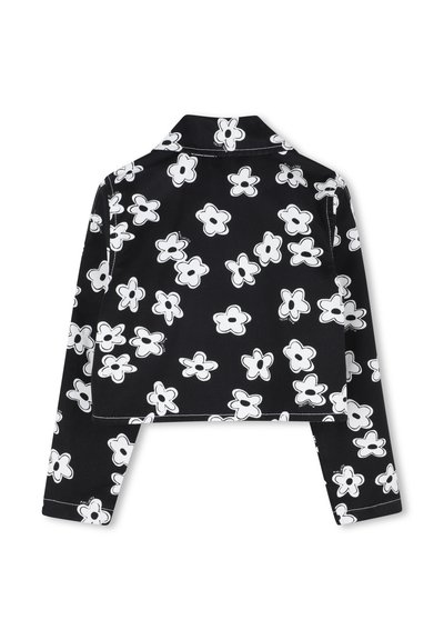 Veste courte en tissu noir avec un motif floral blanc. Comprend un col et des manches longues. Coutures visibles le long des bords.