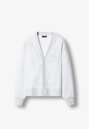 Világosszürke pulóver kardigán V-nyakkal, gombos záródással, raglán ujjakkal és puha tapintással. Kicsi hímzett logóval rendelkezik.