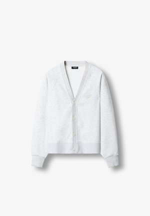 Jasnoszary sweter kardigan z dekoltem w serek, zapięciem na guziki, rękawami raglanowymi i miękką teksturą. Posiada małe wyhaftowane logo.