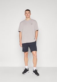 Under Armour LOGO WASH - Pamata T-krekls - tetra gray/white