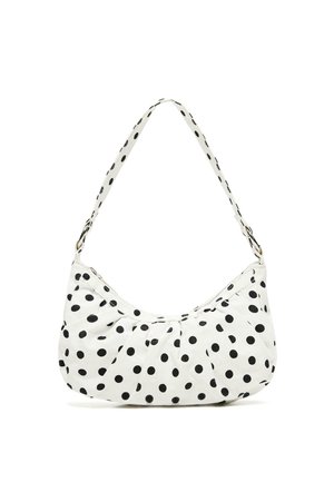 Fehér válltáska fekete pöttyökkel, puha anyagból, felül összegyűrt részletekkel és hozzáillő pöttyös pánttal.