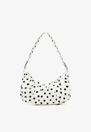Geantă de umăr albă cu buline negre, din țesătură moale, cu detaliu adunat în partea superioară și o curea asortată cu buline.