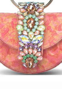 Bolso de mano de cuero rosa con una solapa ornamentada y adornada con joyas, que presenta piedras multicolores en diversas formas, creando un diseño texturizado.