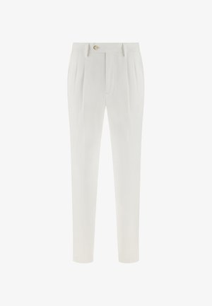 Pantaloni bianchi su misura con pieghe, passanti per cintura, chiusura con bottoni e design a gamba stretta e affusolata.