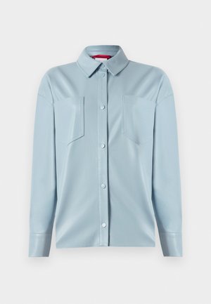 Lichtblauw, langemouwen shirt gemaakt van een zachte stof. Bevat een kraag, twee borstzakken en een knoopsluiting aan de voorkant met bijpassende knopen.