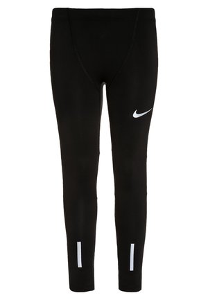 Leggings de sport noirs avec un swoosh Nike blanc sur la cuisse droite et des bandes verticales réfléchissantes près des chevilles.