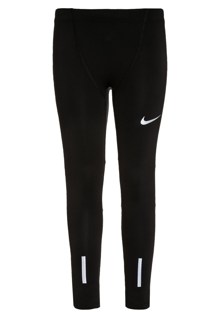 Czarne legginsy sportowe z białym logo Nike na prawej udzie oraz odblaskowymi pionowymi paskami przy kostkach.