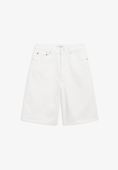 Shorts en denim blanc à coupe droite, avec deux poches avant et des accents métalliques discrets sur le bouton et les rivets des poches.