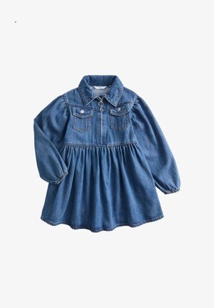 Robe en denim avec col, fermeture éclair sur le devant et deux poches poitrine. Manches bouffantes avec poignets élastiques. Couleur bleu clair avec taille smockée.