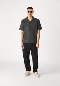 Denim Project LOOSE FIT SHORT SLEEVE DENIM  - Ing - gray wash
