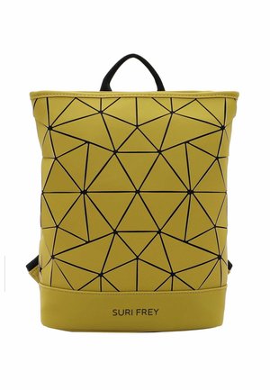 Gul rygsæk med geometrisk mønster med sorte trekantede linjer, sort håndtag og "Suri Frey"-logo nederst i midten.