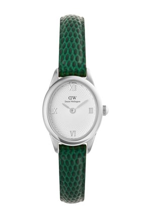 Reloj ovalado plateado con esfera blanca texturizada, números romanos y correa de cuero verde texturizada de Daniel Wellington.