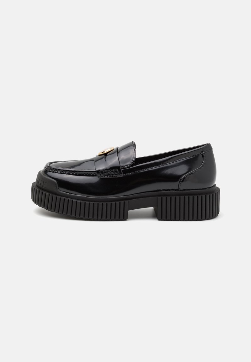 Zwarte gepatenteerde leren loafers met een stevige ribbelzool en gouden hardwareaccent. Kenmerkt zich door een gestroomlijnd ontwerp met een ronde neus en stiksels.