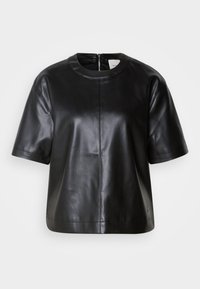 Top curto de couro preto com mangas curtas, decote redondo e fecho de zip na parte de trás. Apresenta uma textura suave e um design de ajuste descontraído.