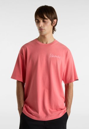 Koralfarvet bomulds t-shirt med en afslappet pasform, der har et hvidt Vans-logo på brystet og et mærke på venstre ærme. Korte ærmer.