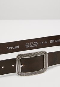 Ceinture en cuir brun avec une boucle en argent texturé de forme carrée. Des marquages indiquent la taille et le matériau : Echt Leder, Fabriqué en Allemagne.