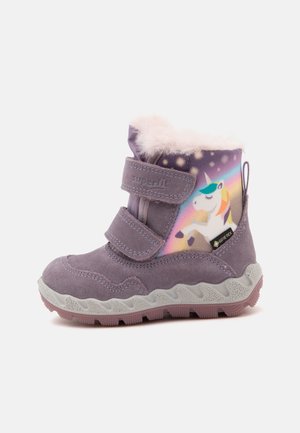 Stivale invernale viola per bambini con cinturini in velcro, fodera in pelliccia sintetica e design unicorno con arcobaleno e stelle sul fianco.