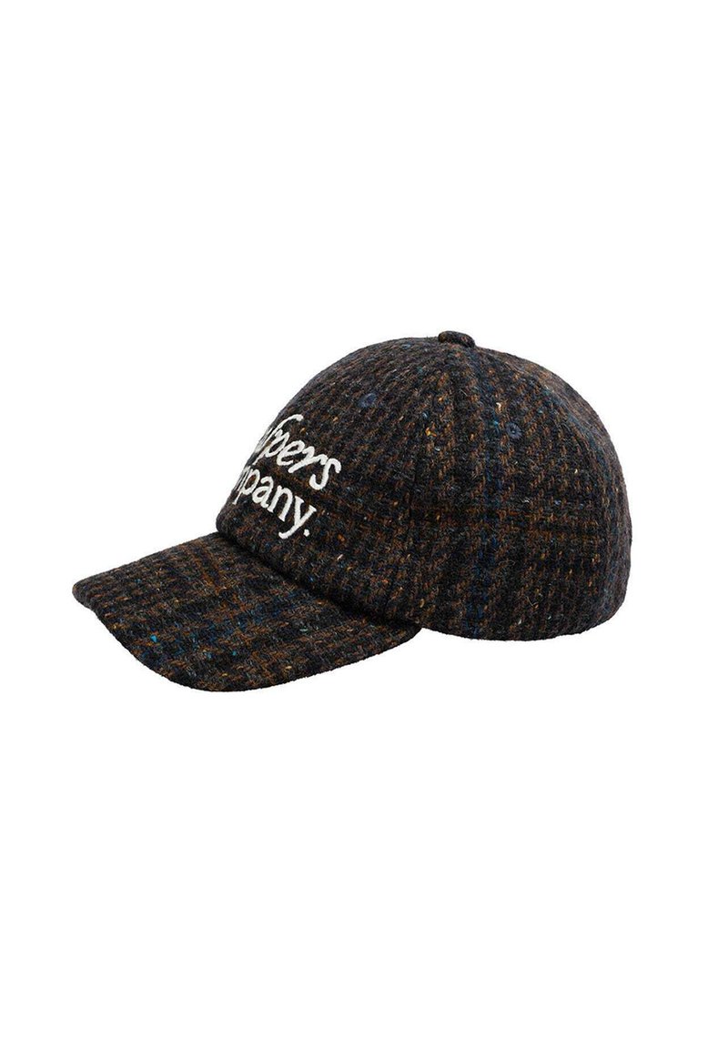 Casquette de baseball en laine avec un motif à carreaux foncé, un bord courbé et un logo blanc brodé à l'avant. Surface texturée avec des éclats colorés.