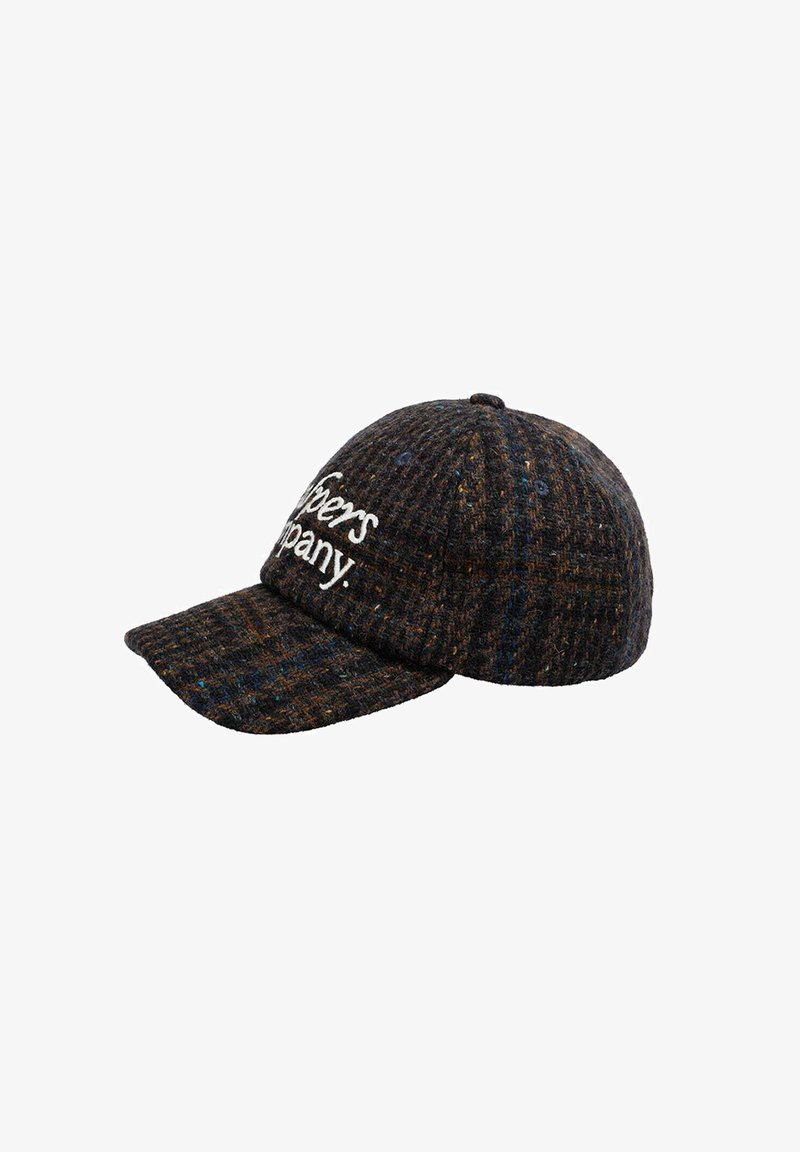 Casquette de baseball en laine avec un motif à carreaux foncé, un bord courbé et un logo blanc brodé à l'avant. Surface texturée avec des éclats colorés.