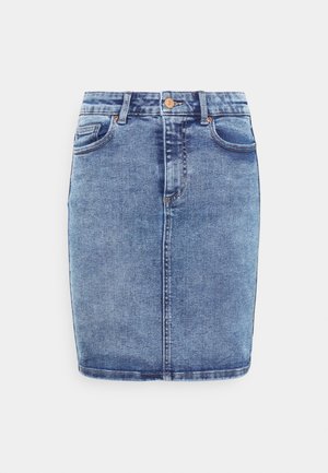 Blauer Jeansrock mit Fronttaschen, Gürtelschlaufen, Knopfverschluss und verblasstem Waschdetail, vor weißem Hintergrund dargestellt.