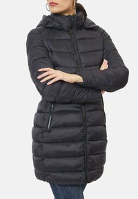 Doudoune noire avec capuche, présentant un design matelassé, une fermeture éclair à l'avant et des poches latérales. Le tissu semble lisse et brillant.