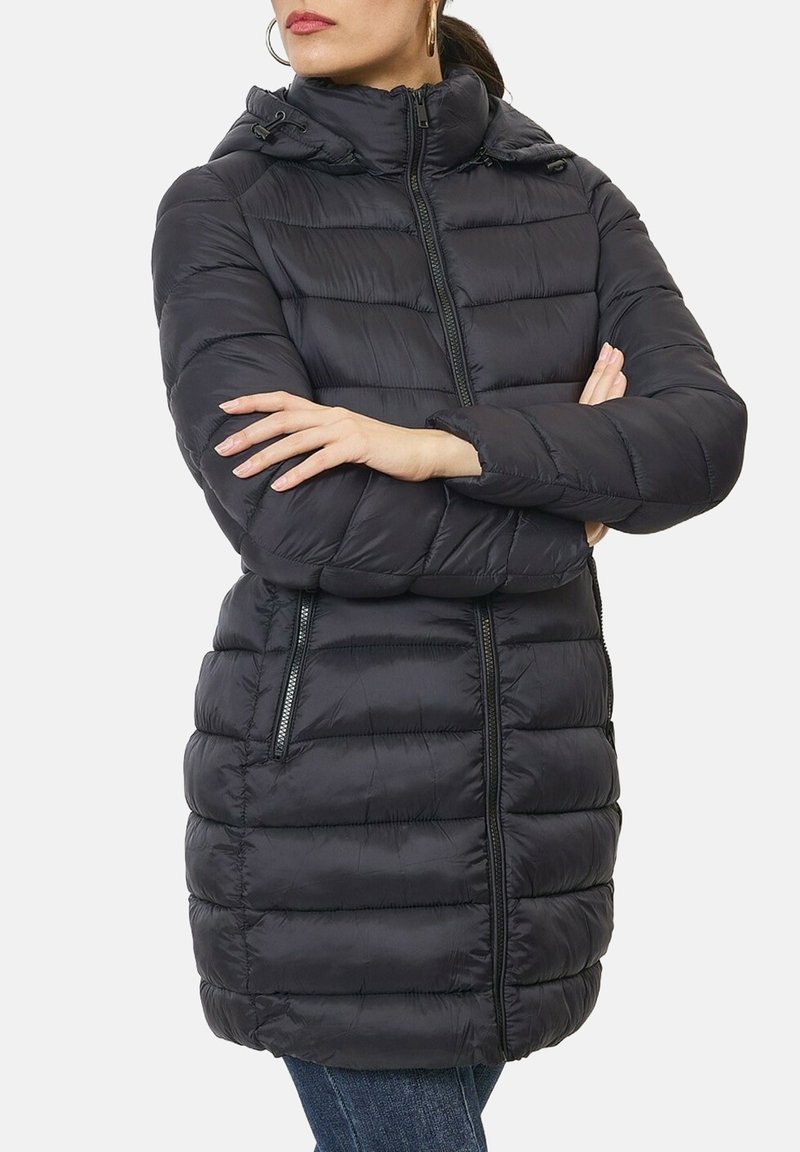 Doudoune noire avec capuche, présentant un design matelassé, une fermeture éclair à l'avant et des poches latérales. Le tissu semble lisse et brillant.