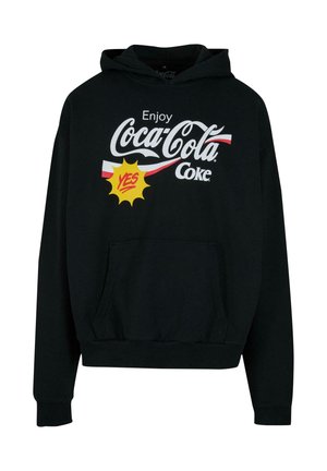 Černá mikina s kapucí vyrobená z bavlny, s přední kapsou a výraznou grafikou Coca-Cola v červených a žlutých akcentacích.