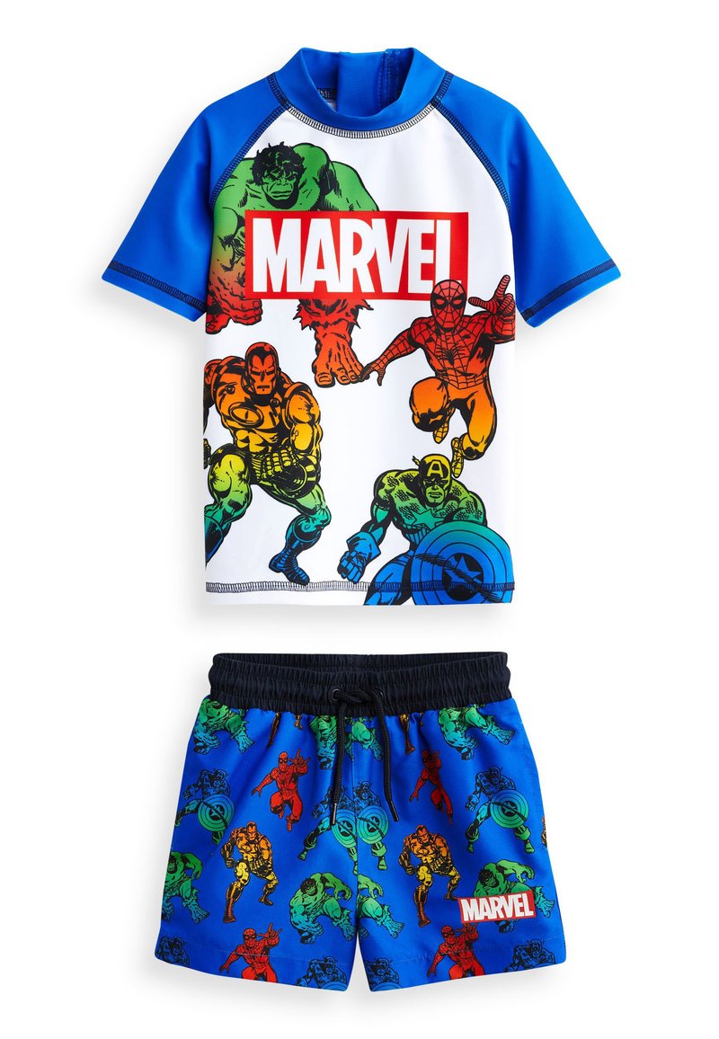 To-delt svømmetøjssæt med en blå rash guard med korte ærmer, der har Marvel-figurer og logo, sammen med matchende blå shorts med farverige mønstre.