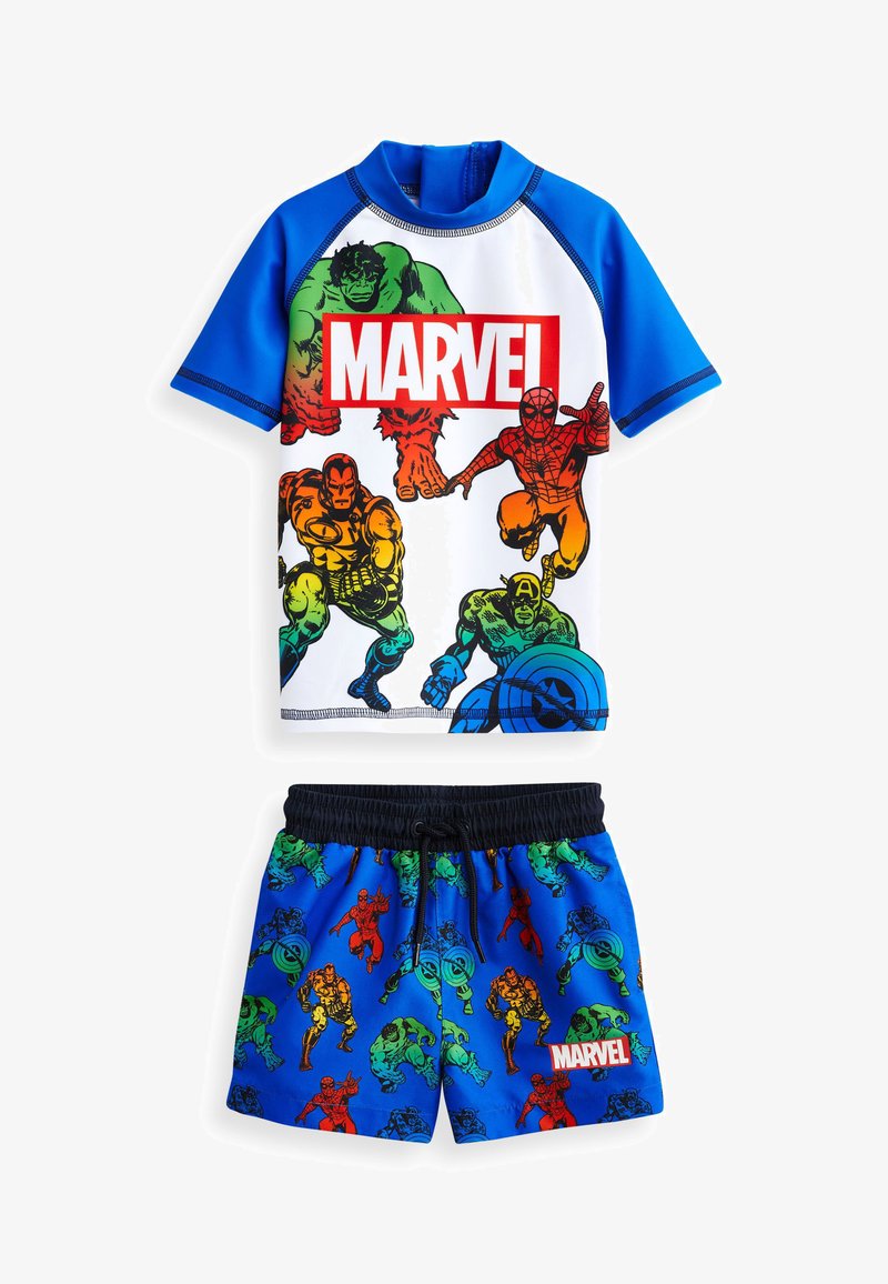 To-delt svømmetøjssæt med en blå rash guard med korte ærmer, der har Marvel-figurer og logo, sammen med matchende blå shorts med farverige mønstre.