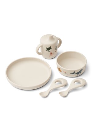 Roomkleurig kinderservies met bord, kom, twee lepels en tuitbeker met twee handvatten met illustraties van zee dieren.
