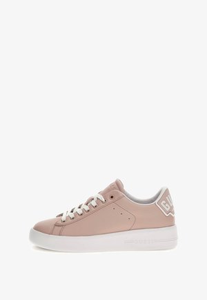 Zapatillas sintéticas de color rosa claro con cordones y suela blanca. Presentan un logo en el talón y un diseño minimalista con textura suave.