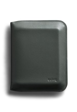 Portefeuille en cuir noir avec fermeture éclair, bords arrondis et logo "bellroy" embossé en bas à droite.