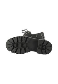 Scarpa in pelle nera con suola in gomma testurizzata caratterizzata da profonde scanalature, lacci tondi e occhielli metallici per un fissaggio sicuro.