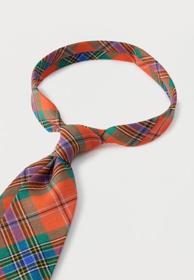 Γραβάτα ταρτάν με πορτοκαλί, πράσινα και μπλε καρό μοτίβα, με ομαλή υφή, δεμένη στο κέντρο και με στρογγυλεμένο άκρο.