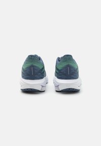 Hardloopschoenen voor heren met een donkerblauwe mesh bovenkant, groene accenten en een witte zool. Heeft een textuurpatroon en schuimvering.