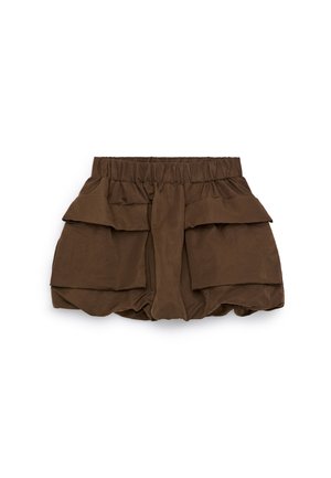 Braune Shorts mit hoher Taille, elastischem Bund und großen, überlappenden Frontklappen auf jeder Seite, aus leichtem Stoff.