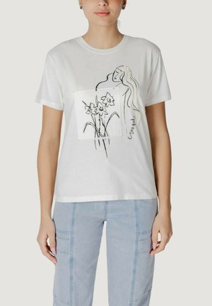 Weißes Baumwoll-T-Shirt mit kurzen Ärmeln, das auf der Vorderseite eine schwarze Linienzeichnung einer Frau und Blumen innerhalb eines quadratischen Designs zeigt.