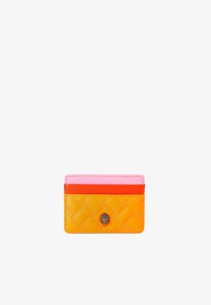 Petit porte-cartes en cuir matelassé avec trois compartiments pour cartes en rose, rouge et orange, orné d'un petit emblème métallique décoratif.