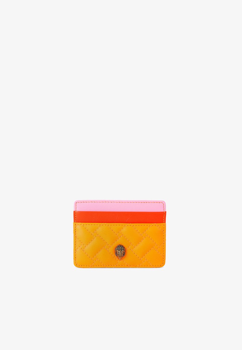 Petit porte-cartes en cuir matelassé avec trois compartiments pour cartes en rose, rouge et orange, orné d'un petit emblème métallique décoratif.