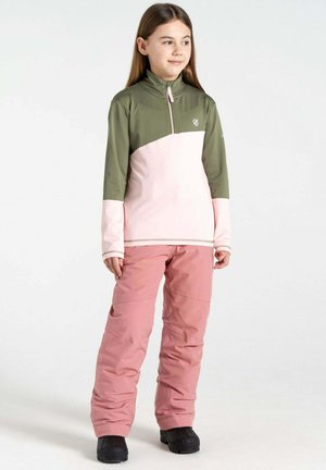 Rosa und olivgrün zip-up Jacke mit langen Ärmeln, kombiniert mit pinken Schnee-Hosen. Beide Teile haben eine glatte Textur und ein lässiges Design.