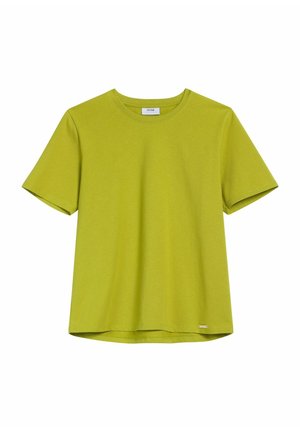 Zielona krótkoz rękawowa koszulka wykonana z miękkiej bawełny. Posiada okrągły dekolt i prosty dół, z małym metalicznym logo w narożniku u dołu.