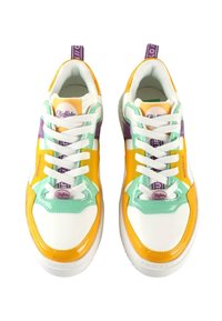 Krāsaini teniski ar baltām, dzeltenām, piparmētru zaļām un purpura akcentiem; gludas un teksturētas materiāls; izteikts logo uz mēles.