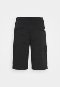 Schwarze Cargo-Shorts mit geradem Schnitt, zwei Seitentaschen und einer einzelnen Cargotasche am linken Bein. Hergestellt aus strapazierfähigem Stoff mit glatter Textur.