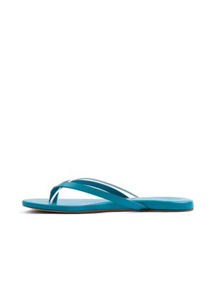 Blaue flache Flip-Flop-Sandale mit zwei dünnen Riemen, die sich oben kreuzen, und flacher Sohle, vor weißem Hintergrund dargestellt.