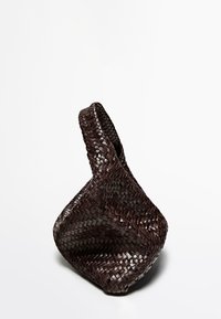 Brun flettet håndtaske med en unik, asymmetrisk form og et enkelt håndtag. Lavet af tekstureret materiale med en blank overflade.