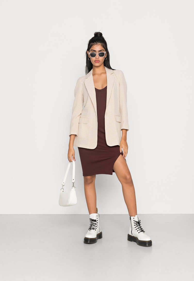 Damen Freizeitkleider | Missguided TIE SIDE MIDAXI SKIRT Strickkleid brown/braun - XD62656 Damen Freizeitkleider | Missguided TIE SIDE MIDAXI SKIRT Strickkleid brown/braun - XD62656
