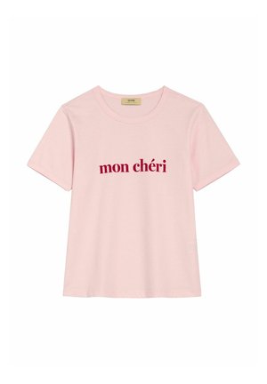 Jasnoróżowa koszulka z krótkim rękawem i okrągłym dekoltem, z napisem "mon chéri" w ciemnoczerwonym kolorze na środku przodu.