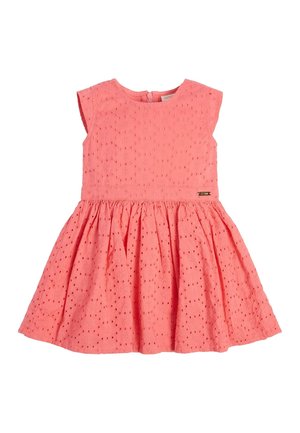 Robe bébé sans manches couleur corail rose avec broderie à œillets, encolure ronde, taille cintrée et jupe froncée, avec une petite étiquette métallique de la marque.