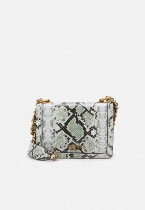 Sac à main en imprimé serpent vert et blanc avec motif géométrique, bandoulière en chaîne dorée et détail logo. Forme structurée avec texture lisse.